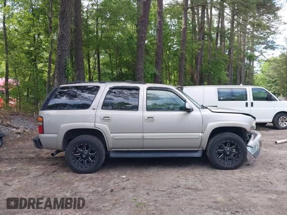 2005 Chevrolet Tahoe LS z VIN 1GNEK13T45J167997, wystawiony jako IAAI lot #42298160 z przebiegiem 142 981 mil mil oraz . Historia ofert i sprzedaży dostępna na DreamBid. Obrazek 13.