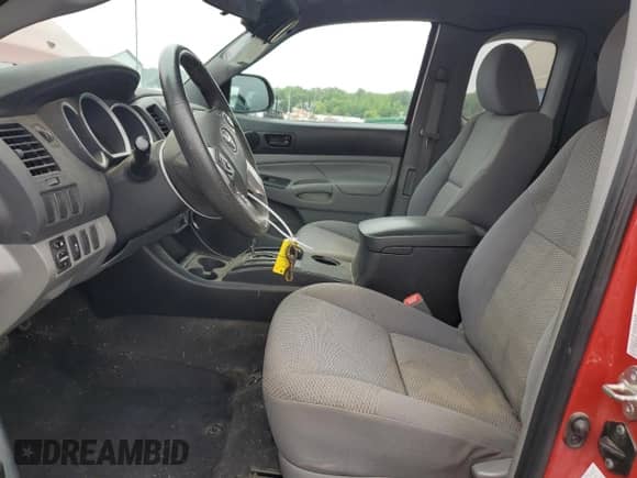 2015 Toyota Tacoma PreRunner z VIN 5TFTX4GNXFX045089, wystawiony jako Copart lot #61081205 z przebiegiem 59 153 mil mil oraz Szkoda całkowita • Salvage title. Historia ofert i sprzedaży dostępna na DreamBid. Obrazek 7.