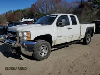 2010 Chevrolet Silverado 2500HD LT z VIN 1GC5KXBG6AZ196221, wystawiony jako Copart lot #79665974 z przebiegiem 111 050 mil mil oraz Czysty tytuł • Clean title. Historia ofert i sprzedaży dostępna na DreamBid. Obrazek 1.