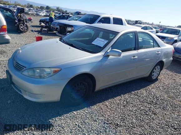 2005 Toyota Camry LE z VIN 4T1BE30K75U032758, wystawiony jako IAAI lot #43315191 z przebiegiem 217 300 mil mil oraz . Historia ofert i sprzedaży dostępna na DreamBid. Obrazek 2.