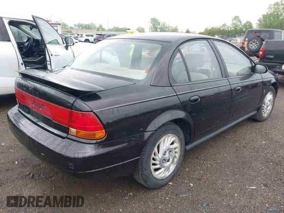 1999 Saturn SL z VIN 1G8ZK5272XZ263163, wystawiony jako IAAI lot #42180002 z przebiegiem 138 463 mil mil oraz . Historia ofert i sprzedaży dostępna na DreamBid. Obrazek 4.