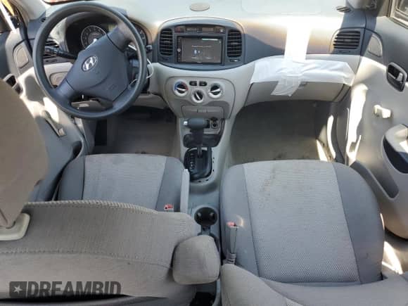 2006 Hyundai Accent GLS z VIN KMHCN46C86U016919, wystawiony jako Copart lot #68276735 z przebiegiem 131 346 mil mil oraz Szkoda całkowita • Salvage title. Historia ofert i sprzedaży dostępna na DreamBid. Obrazek 8.