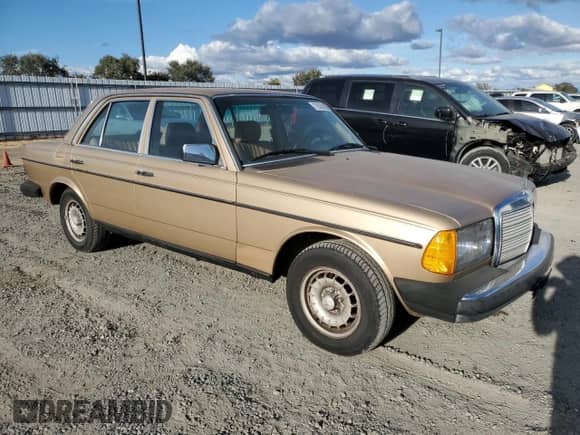 1984 Mercedes-Benz 300 D z VIN WDBAB33A5EA066564, wystawiony jako Copart lot #72059935 z przebiegiem 211 903 mil mil oraz Czysty tytuł • Clean title. Historia ofert i sprzedaży dostępna na DreamBid. Obrazek 4.