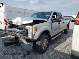 2017 Ford F-250 Lariat z VIN 1FT7W2BT4HED27855, wystawiony jako Copart lot #86867075 z przebiegiem 34 468 mil mil oraz Szkoda całkowita • Salvage title. Historia ofert i sprzedaży dostępna na DreamBid. Obrazek 1.