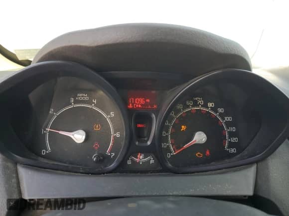 2013 Ford Fiesta S z VIN 3FADP4TJ2DM113899, wystawiony jako Copart lot #80876335 z przebiegiem 171 096 mil mil oraz Czysty tytuł • Clean title. Historia ofert i sprzedaży dostępna na DreamBid. Obrazek 9.