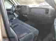 2000 Chevrolet Silverado 1500 LS z VIN 1GCEC19V5YZ152381, wystawiony jako Copart lot #84185245 z przebiegiem Nie podano mil oraz Czysty tytuł • Clean title. Historia ofert i sprzedaży dostępna na DreamBid. Obrazek 8.