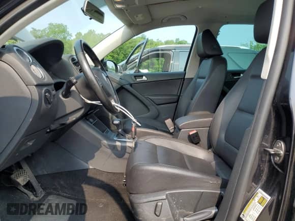 2010 Volkswagen Tiguan с VIN WVGBV9AX9AW530794, выставлен на аукционе Copart как лот 59271805 с пробегом 44 321 миль миль и Списание • Salvage title. История ставок и продаж доступна на DreamBid. Изображение 7.