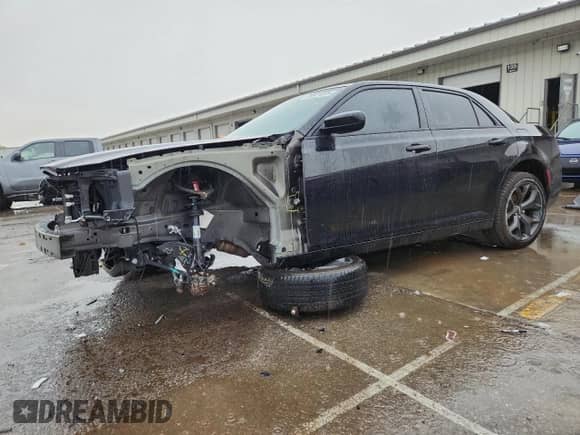 2023 Chrysler 300 Touring z VIN 2C3CCAAG4PH707571, wystawiony jako Copart lot #59971225 z przebiegiem 6 687 mil mil oraz Szkoda całkowita • Salvage title. Historia ofert i sprzedaży dostępna na DreamBid. Obrazek 1.