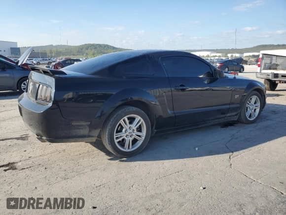 2007 Ford Mustang GT Deluxe z VIN 1ZVFT82H475239998, wystawiony jako Copart lot #84049855 z przebiegiem 101 828 mil mil oraz Szkoda całkowita • Salvage title. Historia ofert i sprzedaży dostępna na DreamBid. Obrazek 3.