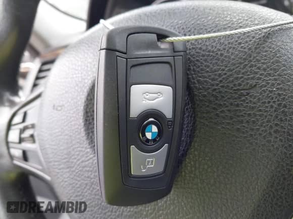 2015 BMW 3 Series 328i z VIN WBA3A5G58FNS82647, wystawiony jako IAAI lot #43310566 z przebiegiem Nie podano mil oraz . Historia ofert i sprzedaży dostępna na DreamBid. Obrazek 11.