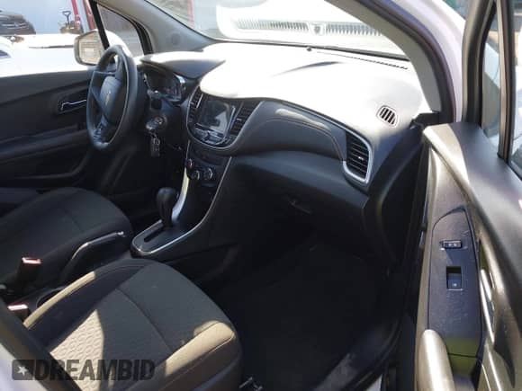 2018 Chevrolet Trax LS z VIN KL7CJNSBXJB647725, wystawiony jako IAAI lot #41909374 z przebiegiem 68 135 mil mil oraz . Historia ofert i sprzedaży dostępna na DreamBid. Obrazek 5.