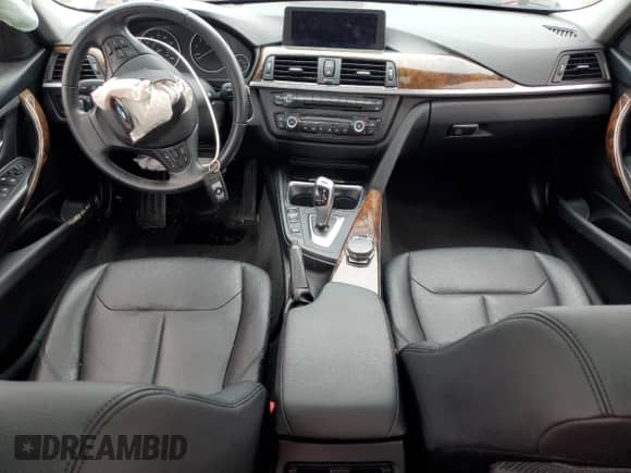 2015 BMW 3 Series 320i xDrive z VIN WBA3C3G57FNS73968, wystawiony jako Copart lot #55275765 z przebiegiem Nie podano mil oraz Szkoda całkowita • Salvage title. Historia ofert i sprzedaży dostępna na DreamBid. Obrazek 8.