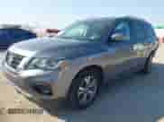 2019 Nissan Pathfinder S z VIN 5N1DR2MN9KC644120, wystawiony jako IAAI lot #43192604 z przebiegiem 132 008 mil mil oraz . Historia ofert i sprzedaży dostępna na DreamBid. Obrazek 2.