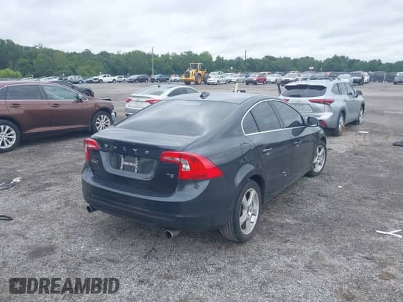 2013 Volvo S60 T5 Premier z VIN YV1612FS8D2180344, wystawiony jako IAAI lot #42863760 z przebiegiem 193 207 mil mil oraz . Historia ofert i sprzedaży dostępna na DreamBid. Obrazek 4.