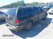 1999 Chevrolet Blazer LT z VIN 1GNDT13W1X2148856, wystawiony jako IAAI lot #42830006 z przebiegiem Nie podano mil oraz . Historia ofert i sprzedaży dostępna na DreamBid. Obrazek 4.