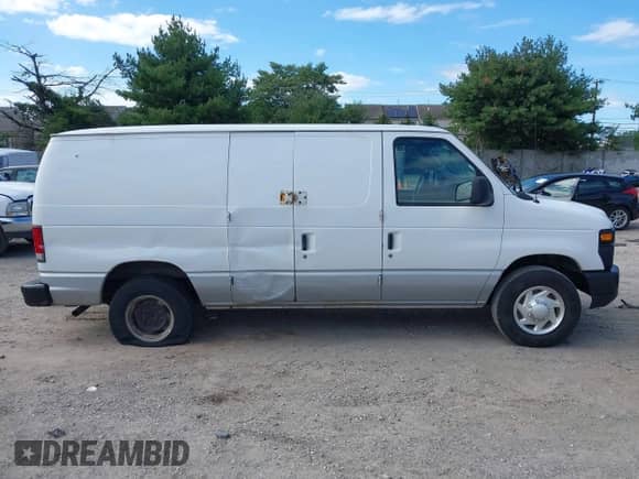 2012 Ford Econoline Cargo Commercial z VIN 1FTNE1EW0CDB16726, wystawiony jako IAAI lot #43024686 z przebiegiem 111 035 mil mil oraz . Historia ofert i sprzedaży dostępna na DreamBid. Obrazek 14.