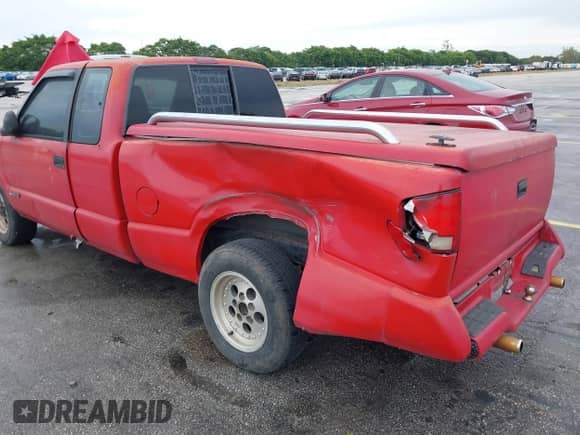 1994 Chevrolet S-10 LS z VIN 1GCCS19Z2R8222715, wystawiony jako IAAI lot #41662096 z przebiegiem 293 997 mil mil oraz . Historia ofert i sprzedaży dostępna na DreamBid. Obrazek 3.