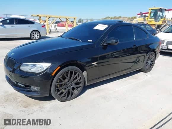 2011 BMW 3 Series 335i xDrive z VIN WBAKF9C57BE262345, wystawiony jako IAAI lot #43428669 z przebiegiem 127 610 mil mil oraz . Historia ofert i sprzedaży dostępna na DreamBid. Obrazek 18.