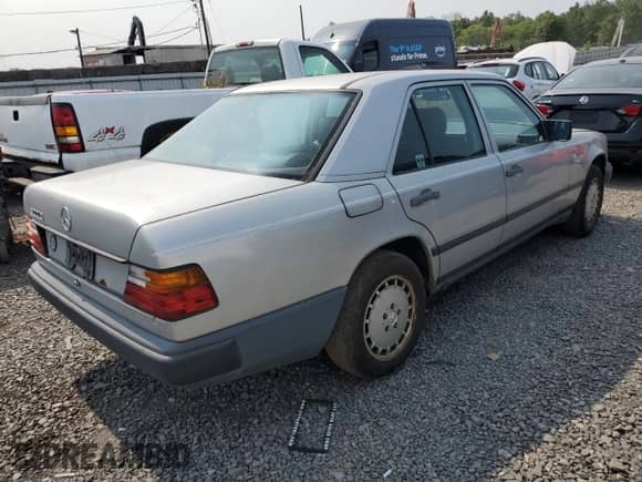 1989 Mercedes-Benz 300 E with VIN WDBEA30DXKA877386, listed as a Copart auction lot 59333665 with 205,173 mi miles and Clean title. Bid and sale history available at DreamBid. Image 3.