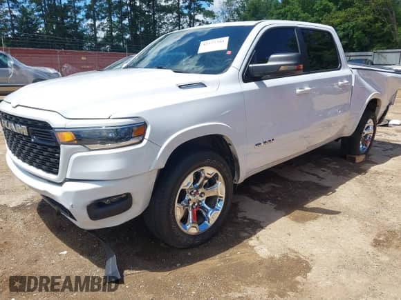 2025 Ram 1500 Big Horn z VIN 1C6RREFG7SN534270, wystawiony jako IAAI lot #42577361 z przebiegiem 33 491 mil mil oraz . Historia ofert i sprzedaży dostępna na DreamBid. Obrazek 2.