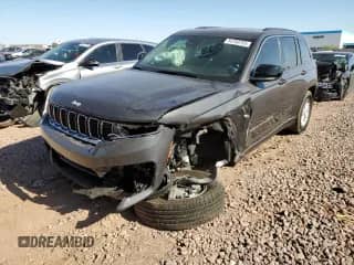2025 Jeep Grand Cherokee Altitude z VIN 1C4RJGAGXSC295490, wystawiony jako Copart lot #54189755 z przebiegiem 3 991 mil mil oraz Szkoda całkowita • Salvage title. Historia ofert i sprzedaży dostępna na DreamBid. Obrazek 1.