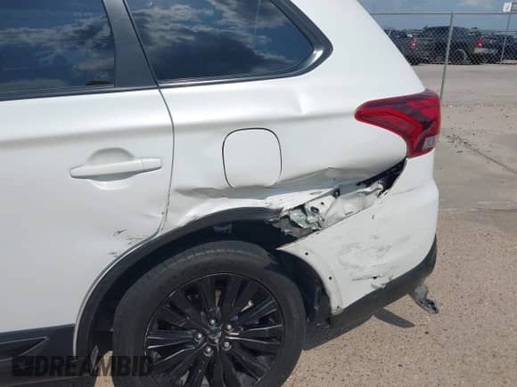 2020 Mitsubishi Outlander SE с VIN JA4AD3A33LZ023821, выставлен на аукционе IAAI как лот 43164288 с пробегом 465 235 миль миль и . История ставок и продаж доступна на DreamBid. Изображение 6.