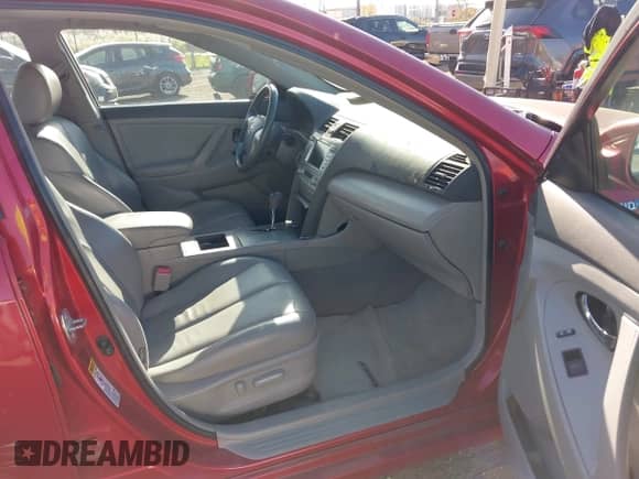 2007 Toyota Camry z VIN 4T1BB46K37U013858, wystawiony jako IAAI lot #43531080 z przebiegiem Nie podano mil oraz . Historia ofert i sprzedaży dostępna na DreamBid. Obrazek 5.