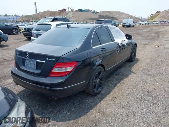 2008 Mercedes-Benz C 300 Sport z VIN WDDGF81X88F172542, wystawiony jako IAAI lot #42471720 z przebiegiem 141 392 mil mil oraz . Historia ofert i sprzedaży dostępna na DreamBid. Obrazek 4.