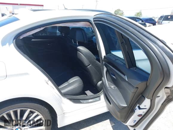 2015 BMW 5 Series 550i с VIN WBAKN9C50FD961511, выставлен на аукционе IAAI как лот 42968030 с пробегом 54 294 миль миль и . История ставок и продаж доступна на DreamBid. Изображение 8.