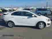 2013 Chevrolet Sonic LT z VIN 1G1JC5SG1D4163184, wystawiony jako IAAI lot #43299118 z przebiegiem 131 205 mil mil oraz . Historia ofert i sprzedaży dostępna na DreamBid. Obrazek 13.