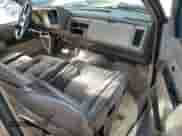 1989 GMC Sierra 1500 z VIN 1GTDC14K1KZ510561, wystawiony jako Copart lot #46184125 z przebiegiem 158 159 mil mil oraz Czysty tytuł • Clean title. Historia ofert i sprzedaży dostępna na DreamBid. Obrazek 8.