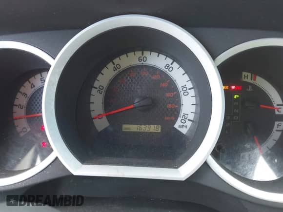 2014 Toyota Tacoma PreRunner z VIN 5TFJX4GN4EX032845, wystawiony jako IAAI lot #41915723 z przebiegiem 163 978 mil mil oraz . Historia ofert i sprzedaży dostępna na DreamBid. Obrazek 7.