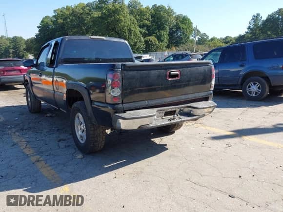 2000 Chevrolet Silverado 1500 LS z VIN 2GCEC19TXY1227986, wystawiony jako IAAI lot #43159851 z przebiegiem 300 863 mil mil oraz . Historia ofert i sprzedaży dostępna na DreamBid. Obrazek 3.