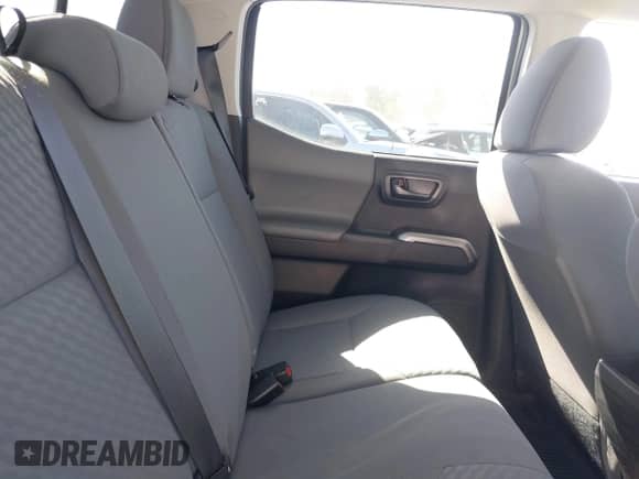 2021 Toyota Tacoma SR5 z VIN 3TYDZ5BN7MT003983, wystawiony jako IAAI lot #42052633 z przebiegiem 60 390 mil mil oraz . Historia ofert i sprzedaży dostępna na DreamBid. Obrazek 8.