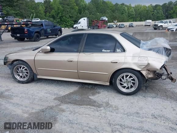 2002 Honda Accord EX with VIN 1HGCG55622A032711, listed as a IAAI auction lot 42417285 with 263,298 mi miles and . Bid and sale history available at DreamBid. Image 14.