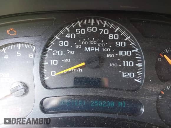 2005 Chevrolet Suburban Z71 z VIN 3GNFK16Z85G107579, wystawiony jako IAAI lot #43218642 z przebiegiem 250 230 mil mil oraz . Historia ofert i sprzedaży dostępna na DreamBid. Obrazek 7.