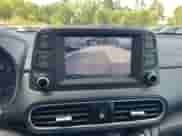 2018 Hyundai Kona SE z VIN KM8K1CAA7JU177889, wystawiony jako IAAI lot #43087670 z przebiegiem 155 774 mil mil oraz . Historia ofert i sprzedaży dostępna na DreamBid. Obrazek 6.