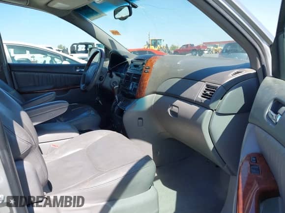 2004 Toyota Sienna XLE z VIN 5TDBA22C04S002570, wystawiony jako IAAI lot #42288609 z przebiegiem 234 932 mil mil oraz . Historia ofert i sprzedaży dostępna na DreamBid. Obrazek 5.