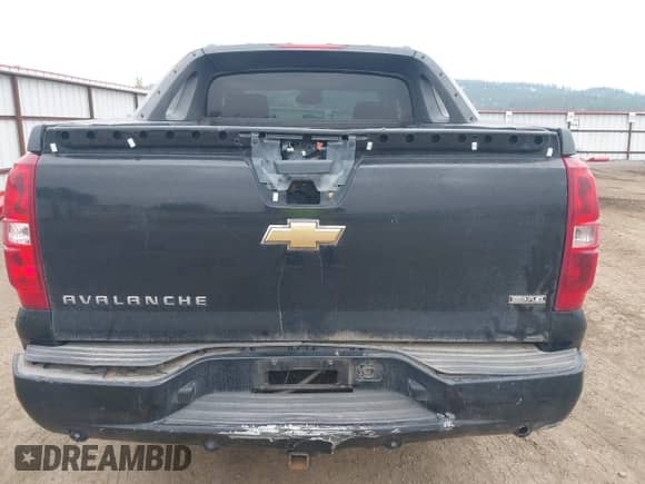 2008 Chevrolet Avalanche LTZ z VIN 3GNFK12318G102441, wystawiony jako IAAI lot #43116648 z przebiegiem 236 751 mil mil oraz . Historia ofert i sprzedaży dostępna na DreamBid. Obrazek 6.