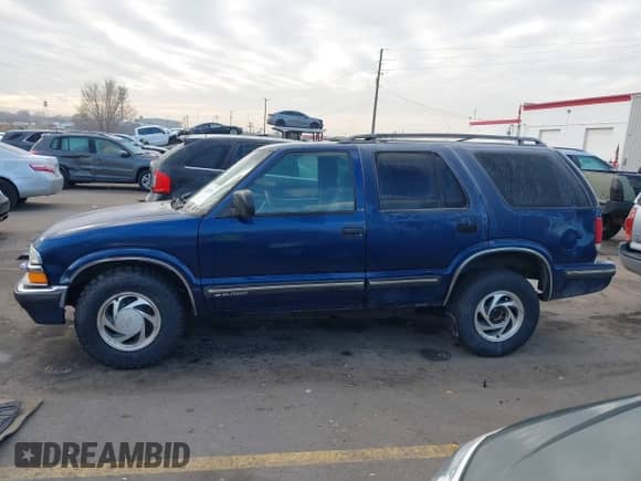 1999 Chevrolet Blazer LS z VIN 1GNDT13W0X2223207, wystawiony jako IAAI lot #41352241 z przebiegiem 239 263 mil mil oraz . Historia ofert i sprzedaży dostępna na DreamBid. Obrazek 14.