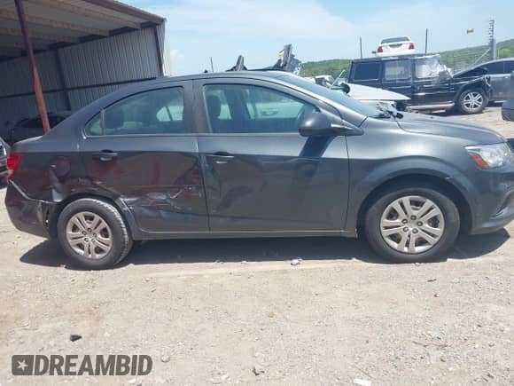 2018 Chevrolet Sonic LS с VIN 1G1JB5SH1J4133402, выставлен на аукционе IAAI как лот 42711403 с пробегом 97 768 миль миль и . История ставок и продаж доступна на DreamBid. Изображение 13.