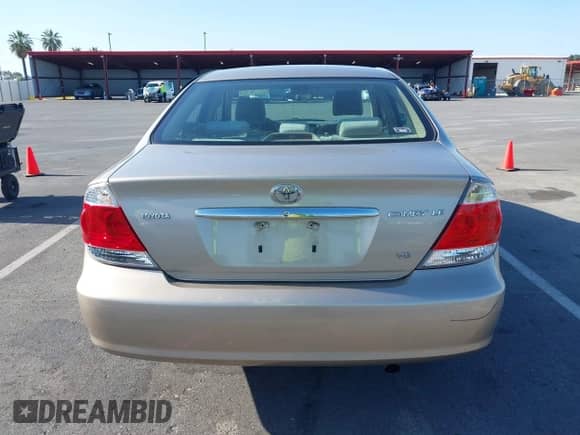 2005 Toyota Camry LE с VIN 4T1BF32K45U090062, выставлен на аукционе IAAI как лот 42405197 с пробегом 85 388 миль миль и . История ставок и продаж доступна на DreamBid. Изображение 16.
