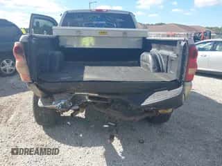 2003 Chevrolet Silverado 2500HD LT z VIN 1GCHK29U33E154255, wystawiony jako IAAI lot #43414494 z przebiegiem 189 523 mil mil oraz . Historia ofert i sprzedaży dostępna na DreamBid. Obrazek 6.