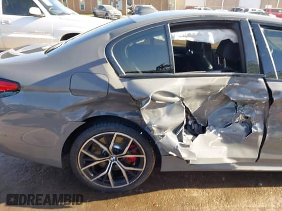 2022 BMW 5 Series 530i xDrive z VIN WBA13BJ0XNWX76899, wystawiony jako IAAI lot #42015899 z przebiegiem Nie podano mil oraz . Historia ofert i sprzedaży dostępna na DreamBid. Obrazek 6.