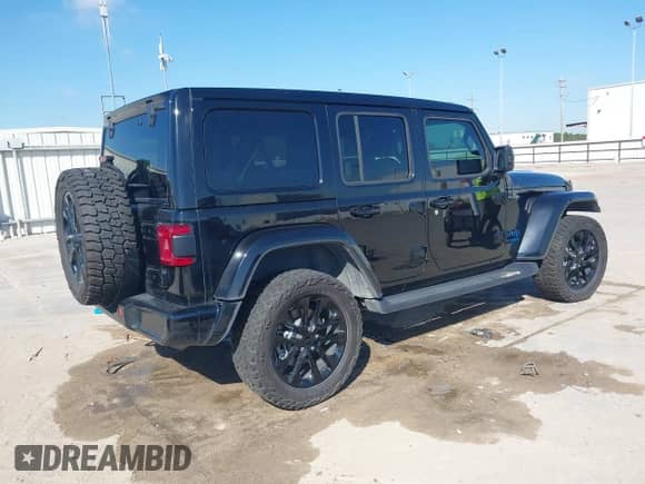 2021 Jeep Wrangler Unlimited Sahara with VIN 1C4JJXP68MW863992, listed as a IAAI auction lot 40618902 with 30,112 mi miles and . Bid and sale history available at DreamBid. Image 4.