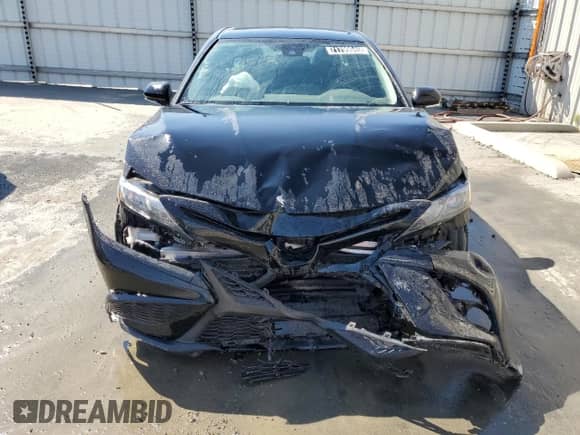 2023 Toyota Camry SE z VIN 4T1G11AK2PU816899, wystawiony jako Copart lot #71799045 z przebiegiem 52 796 mil mil oraz Czysty tytuł • Clean title. Historia ofert i sprzedaży dostępna na DreamBid. Obrazek 5.