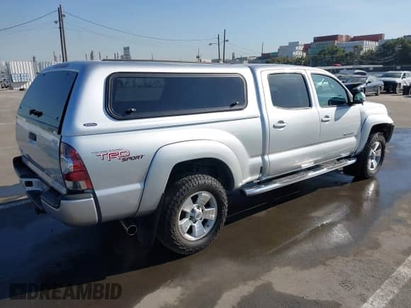 2013 Toyota Tacoma PreRunner z VIN 3TMKU4HN8DM034338, wystawiony jako IAAI lot #41808842 z przebiegiem 142 012 mil mil oraz . Historia ofert i sprzedaży dostępna na DreamBid. Obrazek 4.