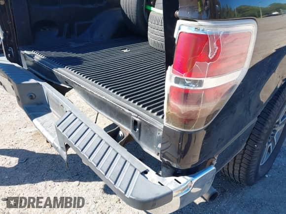 2014 Ford F-150 XLT z VIN 1FTEW1CMXEFA71588, wystawiony jako IAAI lot #43438706 z przebiegiem 254 035 mil mil oraz . Historia ofert i sprzedaży dostępna na DreamBid. Obrazek 6.