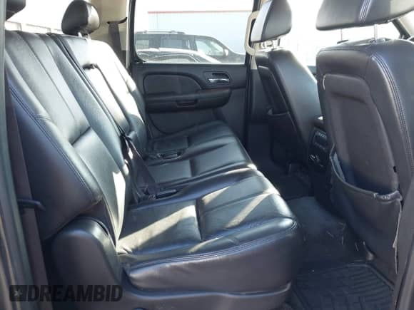 2008 Chevrolet Suburban 3LT z VIN 3GNFK163X8G187046, wystawiony jako IAAI lot #43433501 z przebiegiem 274 615 mil mil oraz . Historia ofert i sprzedaży dostępna na DreamBid. Obrazek 8.