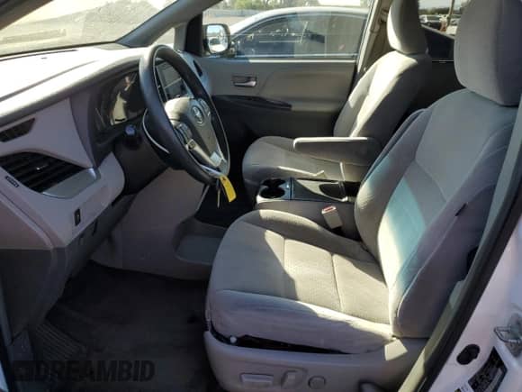 2015 Toyota Sienna LE z VIN 5TDKK3DC9FS534239, wystawiony jako Copart lot #81734285 z przebiegiem 145 385 mil mil oraz Szkoda całkowita • Salvage title. Historia ofert i sprzedaży dostępna na DreamBid. Obrazek 7.